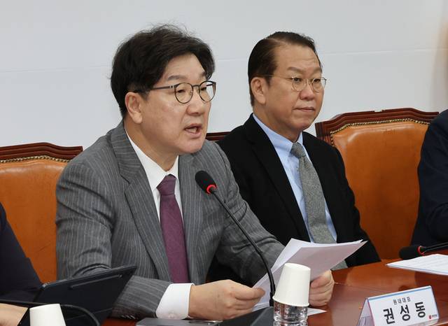 ▲ 국민의힘 권성동 원내대표가 6일 서울 여의도 국회에서 열린 비상대책위원회의에서 발언하고 있다. 오른쪽은 국민의힘 권영세 비상대책위원장. 연합뉴스