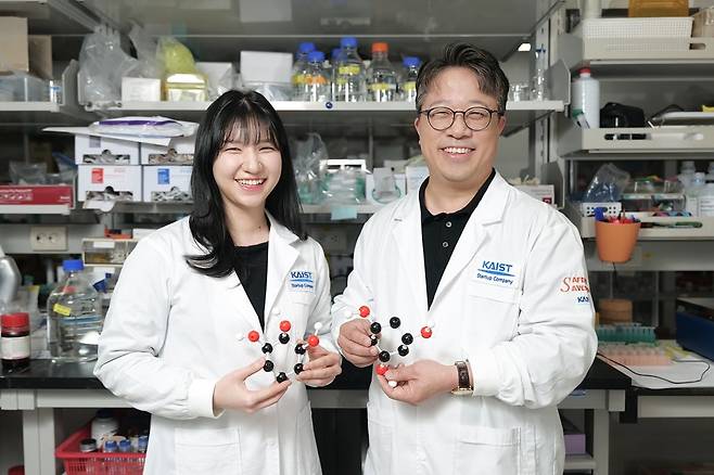 KAIST 화학과 이해신 교수(오른쪽)와 김은우 박사과정. KAIST 제공