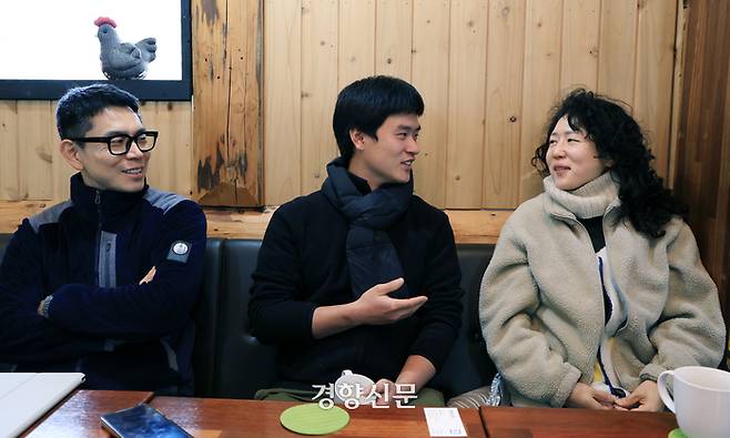채소농사를 짓고 있는 청년농부 박건오, 이재영, 이윤선씨(왼쪽부터)가 충남 홍성군 홍동면 풀무학교 생협 카페에서 경향신문과 지난달 7일 인터뷰를 하고 있다. 서성일 선임기자