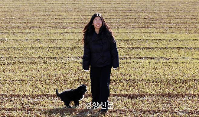 충남 서산에서 나고 자란 청년농부 전태희씨가 서산군 음암면 부산리 자신의 집앞 보리밭에서 지난달 15일 반려견과 산책을 하고 있다. 서성일 선임기자