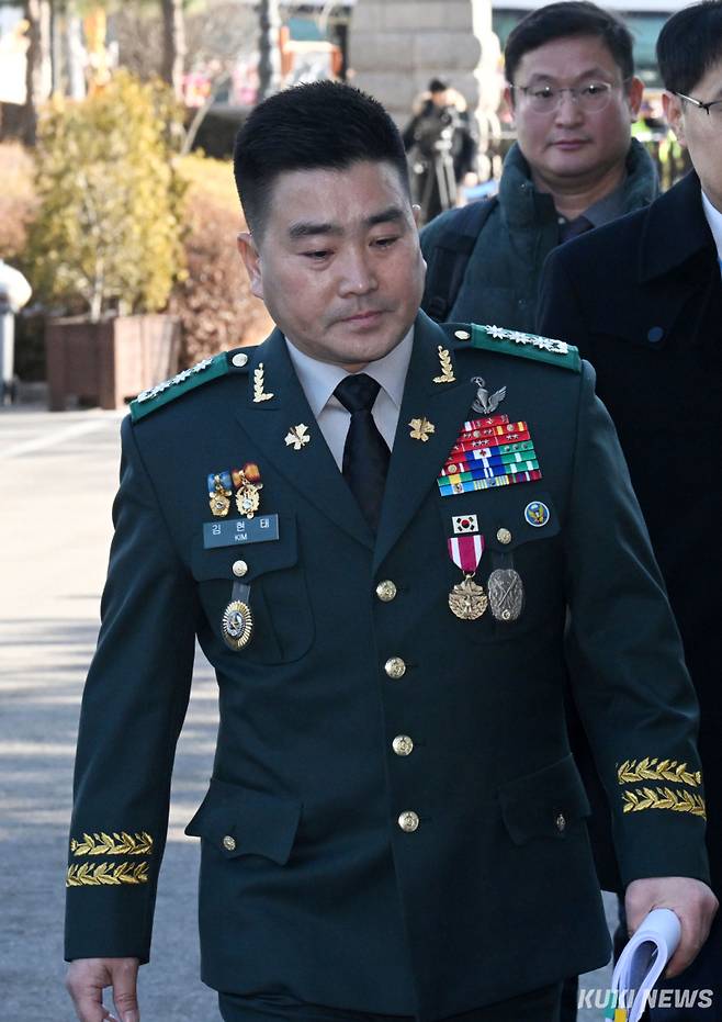12·3 비상계엄 사태 당시 국회에 투입됐던 707특수임무단을 이끄는 김현태 단장이 6일 서울 종로구 헌법재판소에서 열린 탄핵 심판 6차 변론기일에 증인 출석하고 있다.