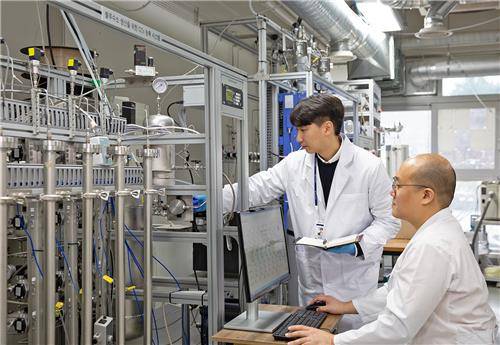 이산화탄소 분리·농축 시스템을 살펴보고 있는 연구진. 한국에너지기술연구원 제공&nbsp;