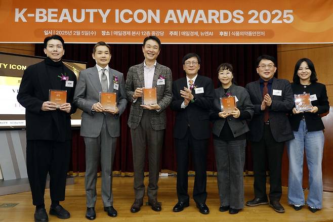 지난 5일 K뷰티 아이콘 어워즈 시상식에서 참석자들이 기념촬영을 하고 있다. 왼쪽부터 김규봉 브이티코스메틱 디지털센터장, 최민정 이니스프리 대표, 김태욱 아이패밀리에스씨 회장, 손현덕 매일경제신문 대표, 이수연 에뛰드 대표, 배성환 뉴엔AI 대표, 고규빈 CJ올리브영 뷰티브랜드 사업부장. 김호영기자