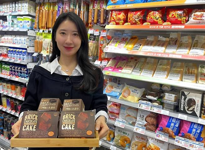 GS25 모델이 '벽돌케이크'와 '벽돌초콜릿'을 선보이고 있다./사진제공=GS리테일