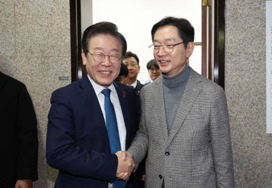 이재명 더불어민주당 대표와 김경수 전 경남도지사가 서울 여의도 국회에서 만나 대화 후 인사를 나누고 있다. 뉴시스