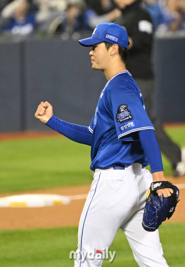 삼성 황동재가 2024년 10월 17일 오후 서울 잠실야구장에서 진행된 '2024 프로야구 KBO리그 포스트시즌' 플레이오프 3차전 LG트윈스와 삼성라이온즈의 경기 3회말 1사 1루서 신민재를 병살로 잡은 뒤 환호하고 있다./마이데일리