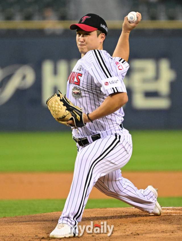 2024년 9월 11일 서울 잠실구장에서 '2024 신한 SOL Bank KBO리그, 키움 히어로즈와 LG 트윈스의 경기가 열렸다. LG 선발투수 최원태가 역투하고 있다./마이데일리