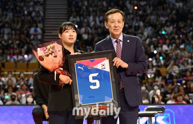 2024년 6월 8일 서울 잠실실내체육관에서 '김연경 국가대표 은퇴경기'가 열렸다. 김해란이 여자배구 11명의 레전들과 함께 은퇴식을 하고 있다./마이데일리
