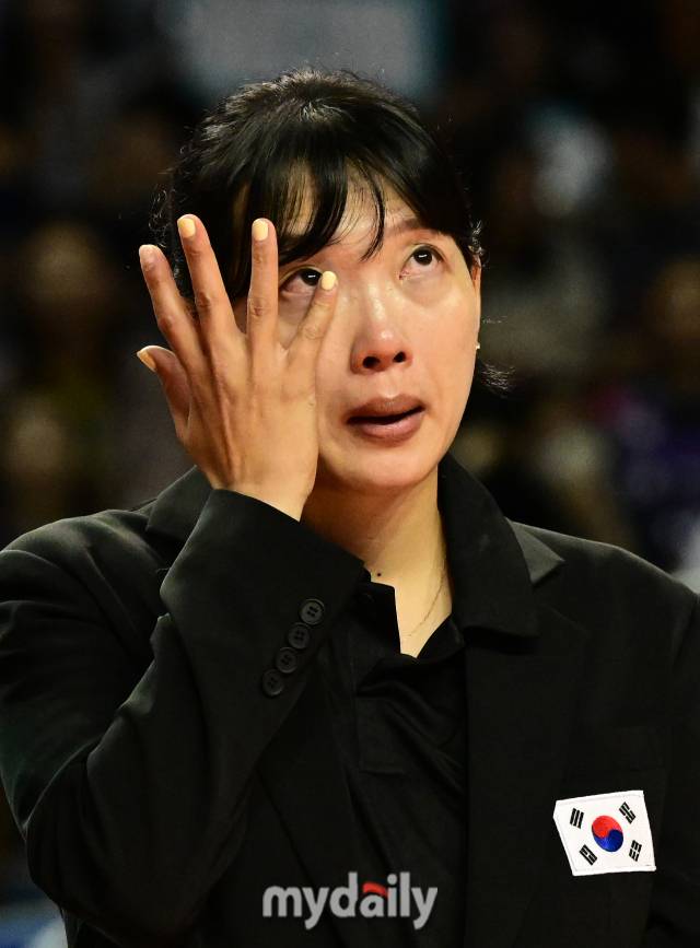 2024년 6월 8일 서울 잠실실내체육관에서 '김연경 국가대표 은퇴경기'가 열렸다. 김해란이 여자배구 레전드들과 국가대표 은퇴식을 하며 눈물 흘리고 있다./마이데일리