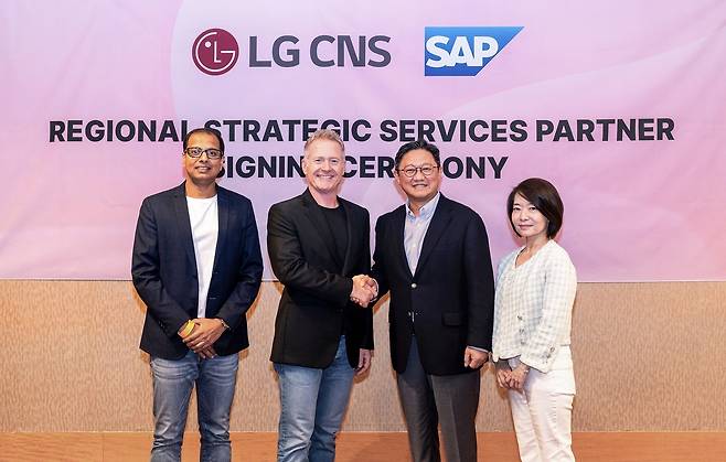 내한신(오른쪽 두 번째) LG CNS 엔터프라이즈솔루션사업부장(전무)과 SAP 관계자들이 지난달 22일 싱가포르 마리나 베이 샌즈 엑스포&컨벤션 센터에서 RSSP 이니셔티브 협약식 기념사진을 촬영하고 있는 모습. [LG CNS 제공]