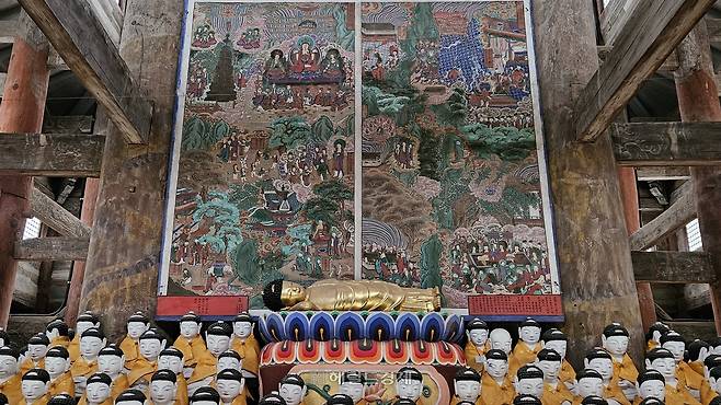 팔상전 내부 팔상탱화. 부처님의 설법하는 모습과 열반을 그린 ‘녹원전법상’과 ‘쌍림열반상’