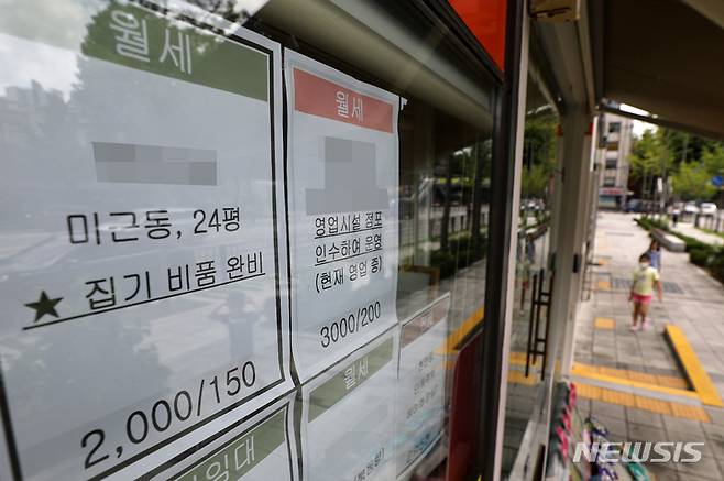 [서울=뉴시스] 지난 2022년 8월1일 오후 서울 시내 한 공인중개사 사무실에 붙은 월세 안내문 모습. 2025.02.06. (사진=뉴시스 DB) photo@newsis.com