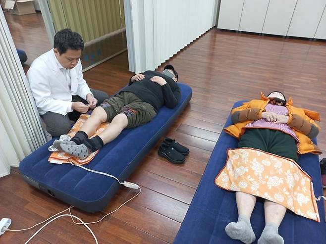 [대전=뉴시스]대전 서구 '정주고! 약주고!' 무료 의료지원 사업을 통해 주민들이 치료를 받고 있다.  *재판매 및 DB 금지