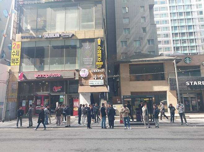 [서울=뉴시스] 강남역 4번 출구 뒤편에 있는 빌딩숲 속 뒷골목 이면도로 위에 설치된 폐쇄형 흡연부스 전경. (사진=독자제공) *재판매 및 DB 금지