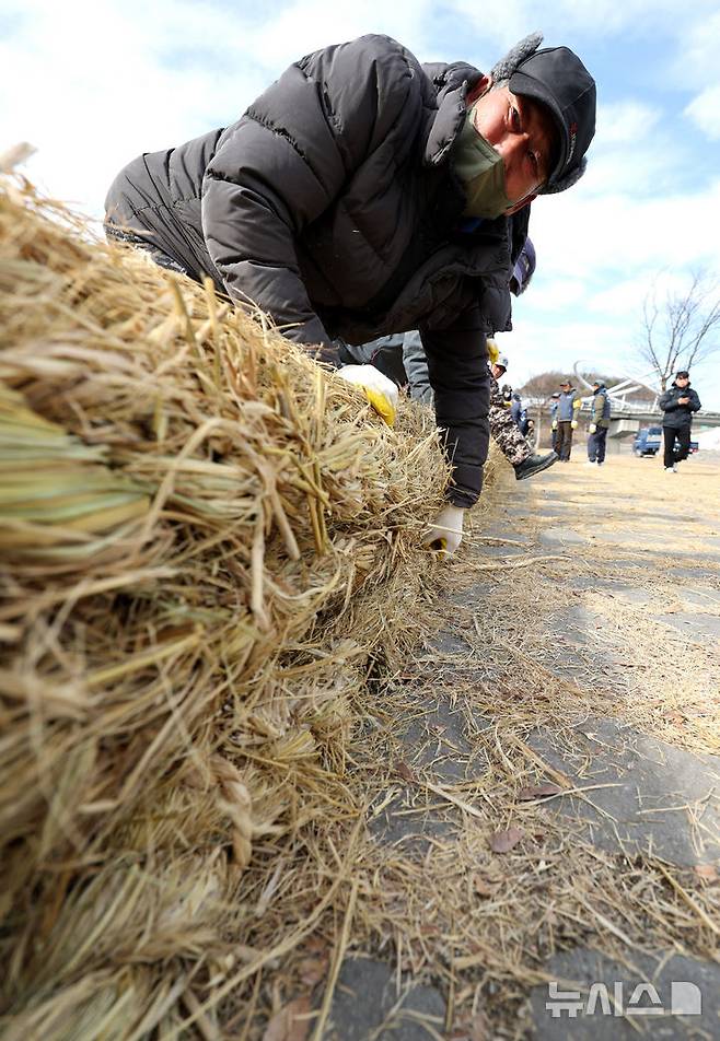 [청도=뉴시스] 이무열 기자 = 6일 오후 경북 청도군 청도천 둔치에서 군민들이 ‘2025 정월대보름 민속한마당’에 사용될 도주줄당기기 가닥줄을 엮고 있다. 2025.02.06. lmy@newsis.com