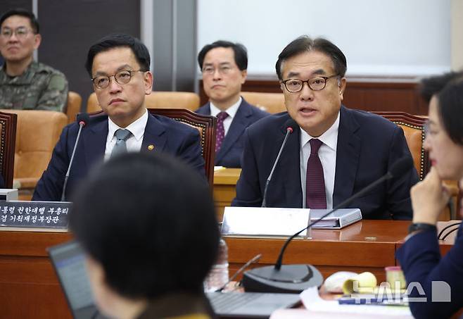 [서울=뉴시스] 고승민 기자 = 정진석 대통령 비서실장이 6일 서울 여의도 국회에서 열린 윤석열 정부의 비상계엄 선포를 통한 내란혐의 진상규명 국정조사특별위원회 전체회의(청문회)에서 의원 질의에 답하고 있다. 2025.02.06. kkssmm99@newsis.com