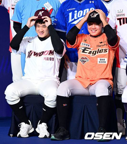 [OSEN=지형준 기자] 2025 KBO 신인 드래프트 전체 1순위로 지명된 키움 정현우(덕수고), 2순위 한화 정우주(전주고)가 이야기를 나누고 있다. 2024.09.11 / jpnews@osen.co.kr