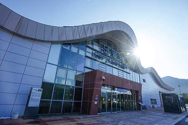 단양역에서 걸어나오면 1번 출구 바로 앞에서 단양 시내로 나가는 버스를 탈 수 있다.