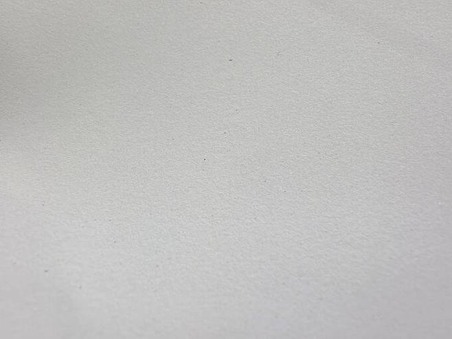 뉴 페이퍼랩으로 생산된 재생용지 표면 확대 사진.&nbsp;일반 새 종이와 큰 차이가 없었다.&nbsp; &nbsp; 시오지리(일본)=이동수 기자