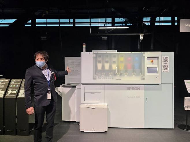 엡손 관계자가 5일 일본 나가노현 히로오카 사무소에서 ‘페이퍼랩 리프레시’ 제품을 소개하고 있다.&nbsp; &nbsp;&nbsp;시오지리(일본)=이동수 기자