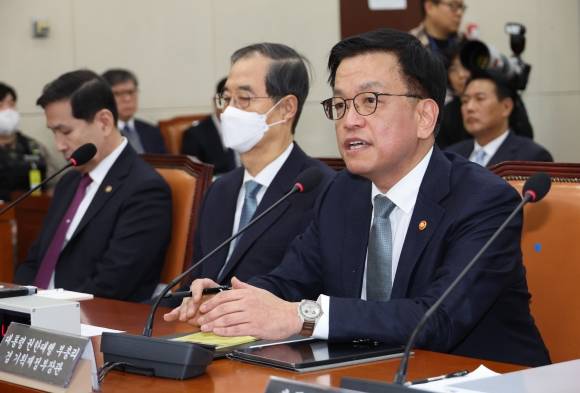 최상목 권한대행, 내란 국조특위 발언 - 최상목 대통령 권한대행 부총리 겸 기획재정부장관이 6일 서울 여의도 국회에서 열린 ‘윤석열 정부의 비상계엄 선포를 통한 내란 혐의 진상규명 국정조사 특별위원회’ 3차 청문회에서 발언하고 있다. 2025.2.6 연합뉴스