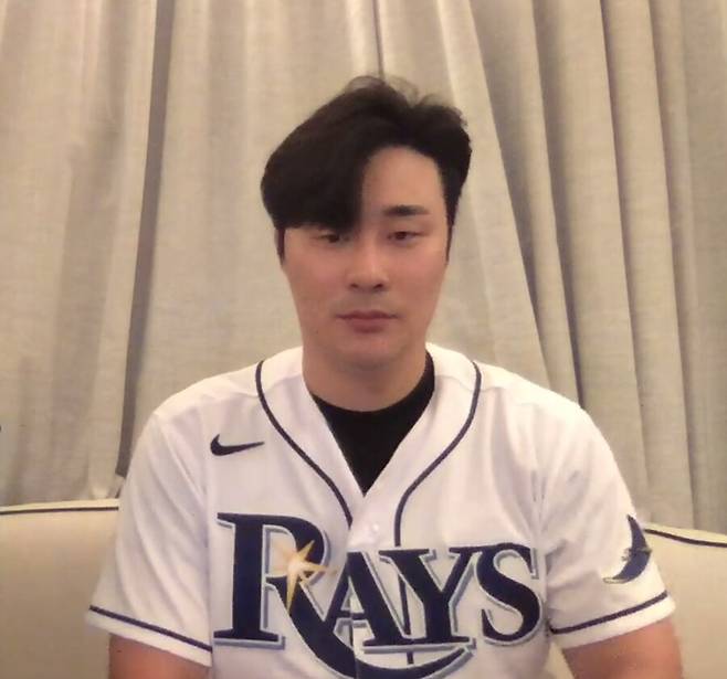 ▲ 김하성이 탬파베이 레이스 유니폼을 입고 화상 기자회견에 참석했다. 에이전트 스캇 보라스와 탬파베이 에릭 니엔더 야구부문 사장도 함께 기자들의 질문을 받았다.