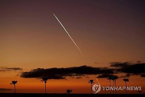 스타링크 위성을 운반하는 스페이스X 팰컨9 로켓 발사 장면 [로이터 연합뉴스 자료사진. 재판매 및 DB 금지]