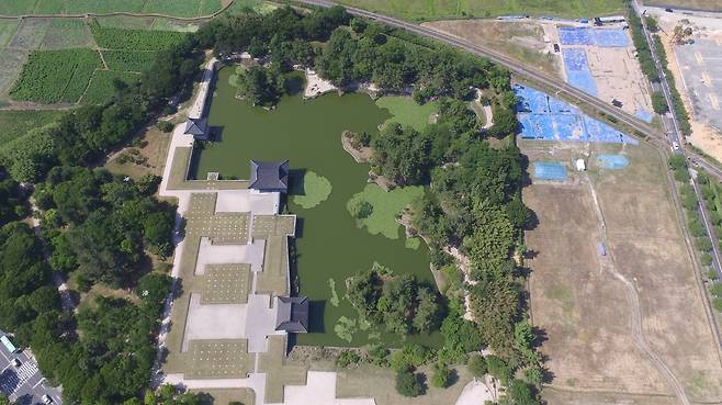 2017년 촬영한 경주 동궁과 월지 항공 사진 국가유산청은 그간의 발굴 조사 결과를 토대로 월지 동편(Ⅱ-나지구·오른쪽)을 신라 시대 태자가 머무르던 공간인 동궁 터로 추정했다. [국가유산청 제공. 재판매 및 DB 금지]