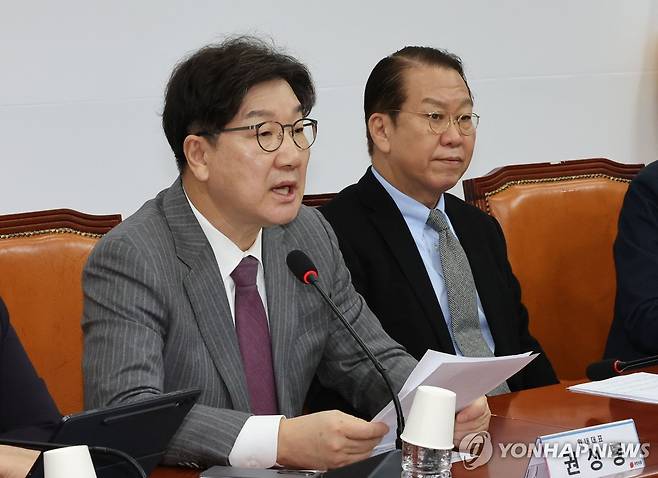 비대위원 회의에서 발언하는 권성동 원내대표 (서울=연합뉴스) 김주형 기자 = 국민의힘 권성동 원내대표가 6일 서울 여의도 국회에서 열린 비상대책위원회의에서 발언하고 있다. 오른쪽은 국민의힘 권영세 비상대책위원장. 2025.2.6 kjhpress@yna.co.kr