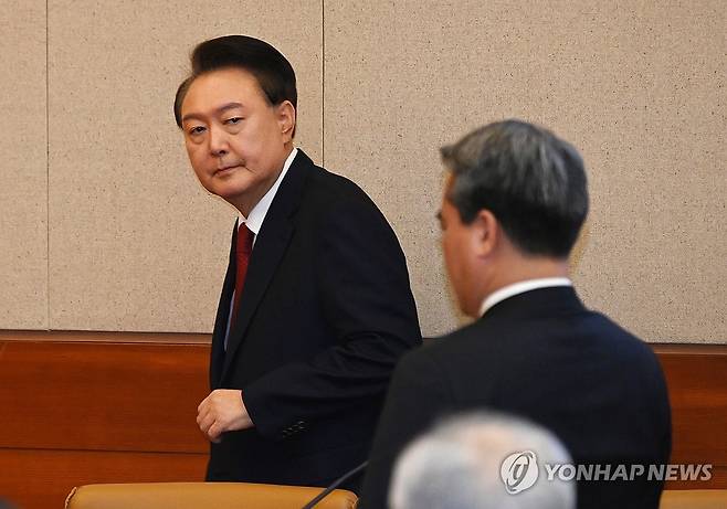 탄핵심판 6차 변론 출석해 자리로 향하는 윤 대통령 (서울=연합뉴스) 윤석열 대통령이 6일 서울 종로구 헌법재판소에서 열린 탄핵심판 6차 변론에 출석해 자리로 향하고 있다. 2025.2.6 [사진공동취재단] photo@yna.co.kr