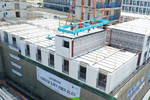 세종시 산울동 6-3생활권 공공주택 건설현장에서 모듈러 주택이 설치되고 있다. (사진=한국토지주택공사)