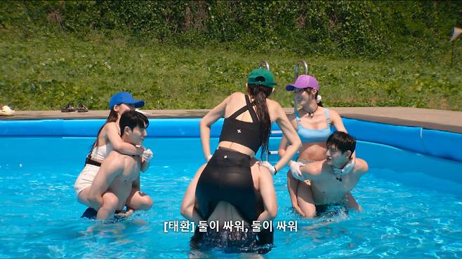 ‘솔로지옥4’ 이시안(가운데)의 ‘젝시믹스’ 착용 이미지. (사진=사진=넷플릭스 갈무리. 재판매 및 DB 금지)