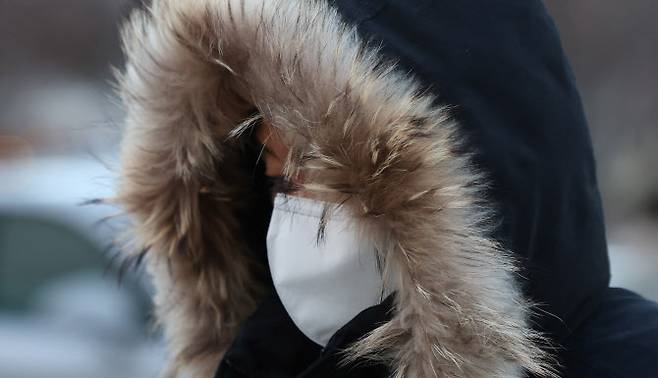 출근길 시민이 몸을 잔뜩 웅크린채 발걸음을 재촉하고 있다. (사진=뉴시스)