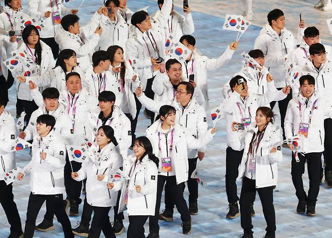 7일 중국 하얼빈 국제 컨벤션 전시 스포츠센터에서 열린 제9회 하얼빈 동계아시안게임 개회식에서 대한민국 선수단이 입장하고 있다. 사진=연합뉴스