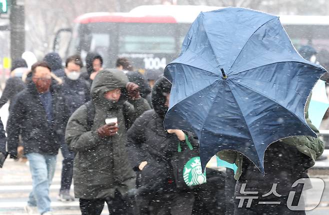 강추위 속 전국 곳곳에 눈이 내린 7일 오전 서울 종로구 광화문 광장 일대에서 시민들이 발걸음을 옮기고 있다. 2025.2.7/뉴스1 ⓒ News1 임세영 기자