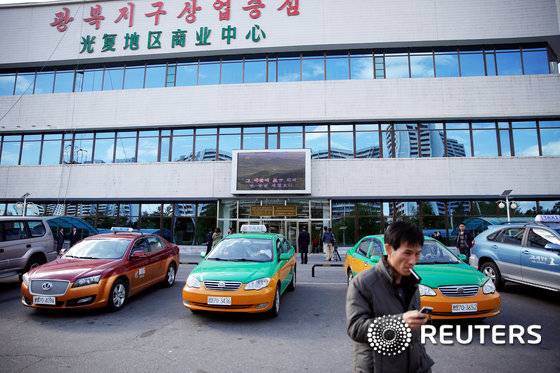 북한 평양에 위치한 광복지구상업중심(광복백화점)의 모습ⓒ 로이터=뉴스1 ⓒ News1 최종일 기자