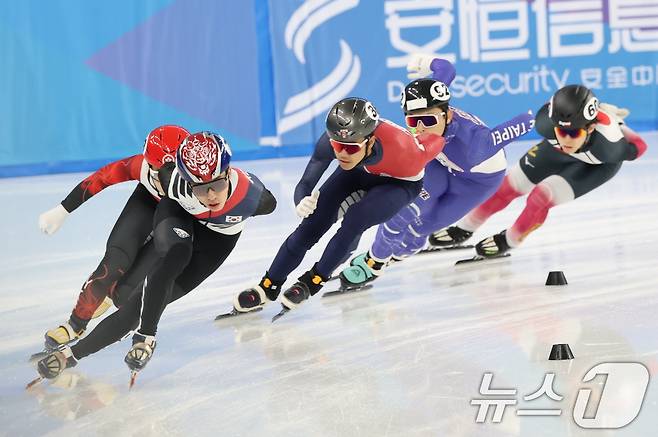 7일(현지시간) 중국 헤이룽장성 하얼빈 빙상훈련센터 다목적홀에서 열린 하얼빈 동계아시안게임 쇼트트랙 남자 1500ｍ 준준결승에서 박지원이 압도적인 레이스를 펼치고 있다. 2025.2.7/뉴스1 ⓒ News1 이승배 기자
