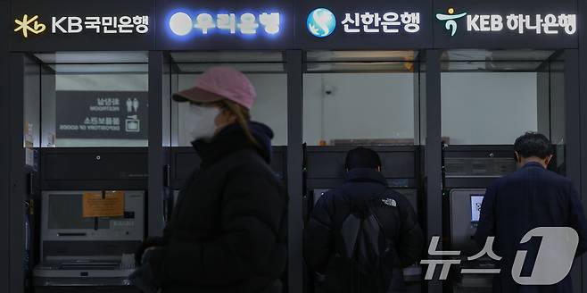 사진은 이날 서울 시내에 설치된 시중은행 ATM 기기 모습. 2025.2.3/뉴스1 ⓒ News1 허경 기자