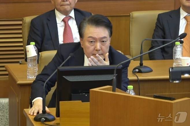 윤석열 대통령이 6일 서울 종로구 헌법재판소에서 열린 탄핵 심판 6차 변론기일에서 발언하고 있다. (헌법재판소 제공) 2025.2.6/뉴스1