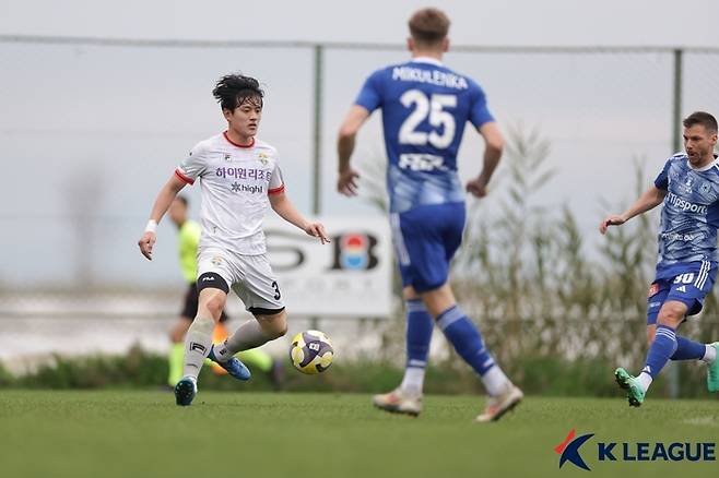 강원 홍철(왼쪽에서 첫 번째). 사진 | 한국프로축구연맹