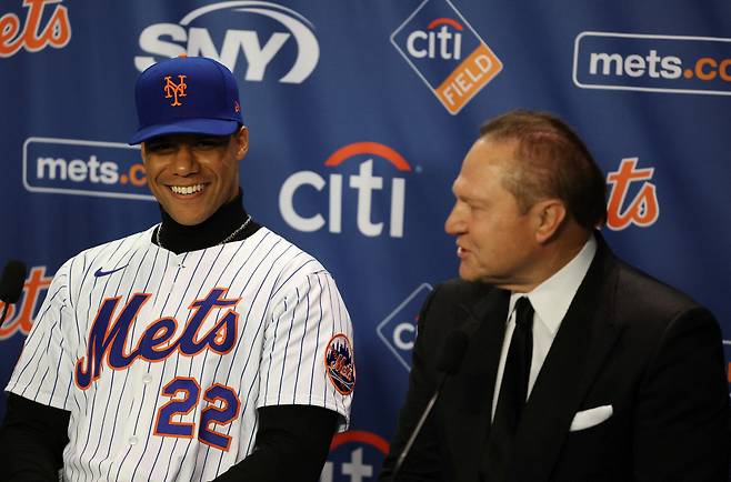 후안 소토가 지난해 12월 13일(한국시각) 뉴욕 메츠 입단식에서 에이전트 스캇 보라스와 이야기를 나누며 활짝 웃고 있다. AFP연합뉴스