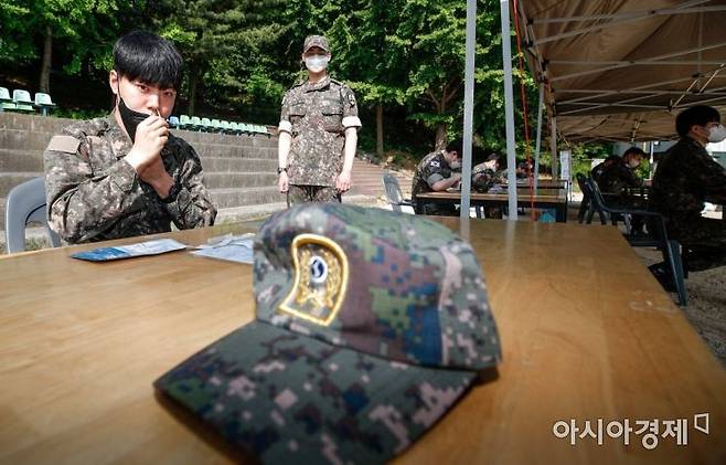 코로나19 사태로 2019년 12월 이후 중단됐건 에비군 소집훈련이 재개된 2일 서울 서초구 과학화예비군훈련장을 찾은 예비군이 훈련에 앞서 자가진단키트로 검사하고 있다./강진형 기자aymsdream@