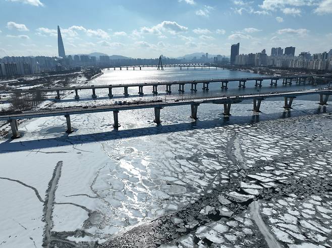 한파가 기승을 부리고 있는 2025년 2월 7일 오후 서울 광진교 주변 한강이 얼어 있다. /장련성 기자