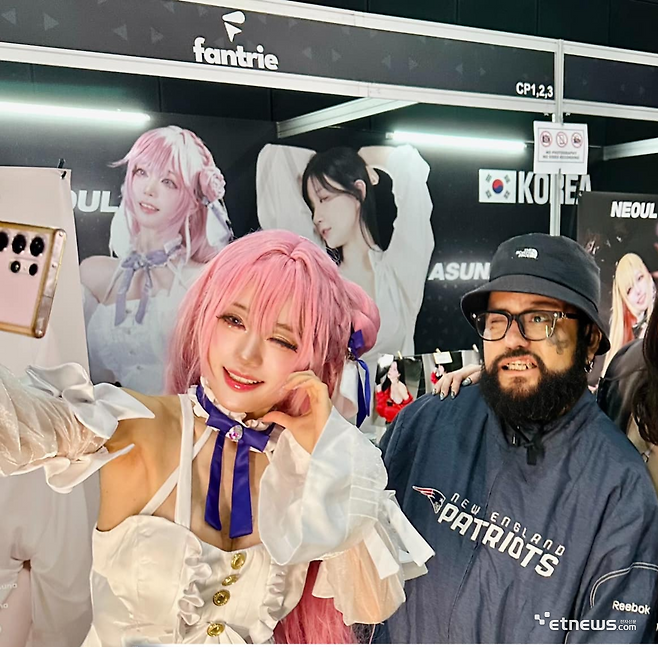 팬트리 측은 지난 1일 태국 방콕 BITEC Live에서 열린 '코스플레이 플러스(Cosplay Plus)'에 참가, 현지 팬들과 소통했다. 크리에이터 너울(왼쪽)이 태국 현지 인플루언서와 기념촬영을 하고 있다. (사진=팬트리 제공)
