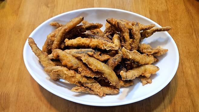 20250206_223501.jpg 저녁 포장해온 미꾸라지 튀김에 한잔