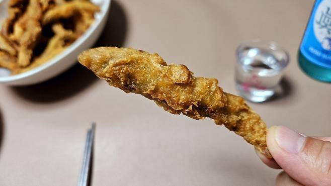 20250206_224741.jpg 저녁 포장해온 미꾸라지 튀김에 한잔