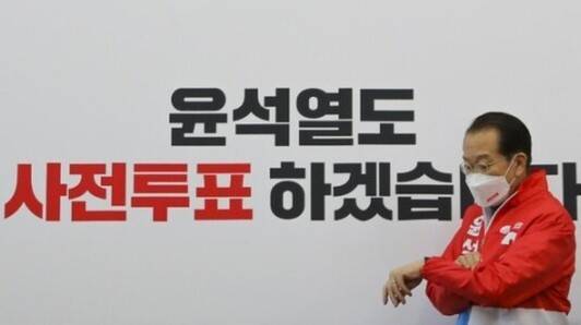권영세 국민의힘 선거대책본부장이 2022년 3월2일 서울 여의도 국회에서 열린 확대선거대책본부 회의 전에 시간을 확인하고 있다. 공동취재사진