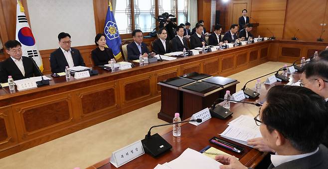 경제성장률, 내수 경기, 환율, 금리, 부채 등 모든 상황이 서민 경제에 치명적인 영향을 주는 방향으로 향하고 있지만 정부의 정책 능력에는 물음표가 따라붙는다. 최상목 대통령 권한대행 부총리 겸 기획재정부 장관이 2025년 1월8일 정부서울청사에서 2025년 경제 분야 주요 현안 해법 회의를 하고 있다. 연합뉴스