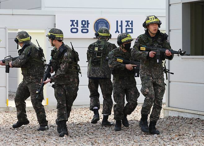 예비군들이 2023년 3월 경기도 안산시 상록 과학화 예비군 훈련장에서 시가지 전술훈련을 하고 있다. 연합뉴스