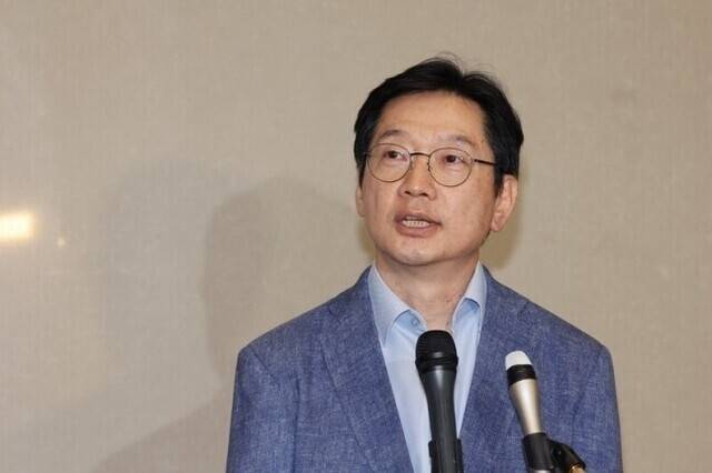 김경수 전 경남지사가 노무현 전 대통령 추도식 참석을 위해 지난해 5월19일 인천국제공항을 통해 귀국한 뒤 취재진의 질문에 답하고 있다. 연합뉴스